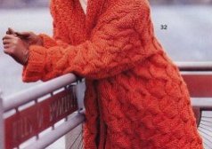 Оранжевое пальто с капюшоном