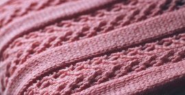 Розовый шарф спицами